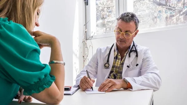 Nestaje recept kod lekara i uput, od 2026. godine. Medicinska dokumenta postaju digitalna, najavljuje Aleksandru Rogobetu