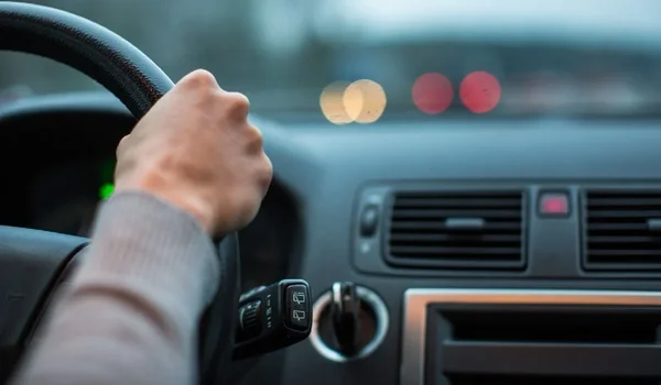 IT zaposlenik otpušten nakon što se preselio šest časova udaljen od mesta rada, tražio 100.000 evra posle otkaza