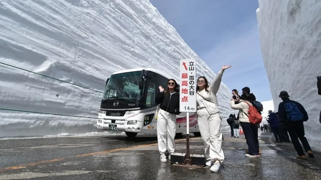 Opet turisti mogu da prođu kroz put između ogromnih snežnih zidova