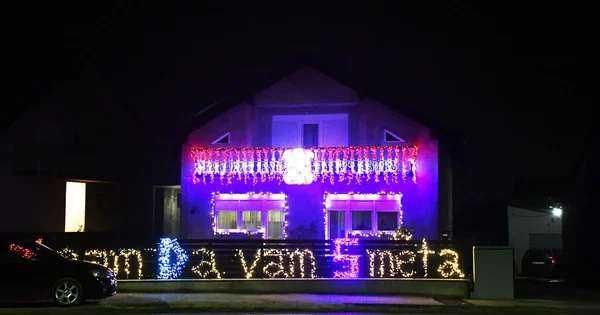 FOTO Neko je na kući okićenoj grbom s prvim bijelim poljem i natpisom 'Znam da vam smeta' prerezao žice