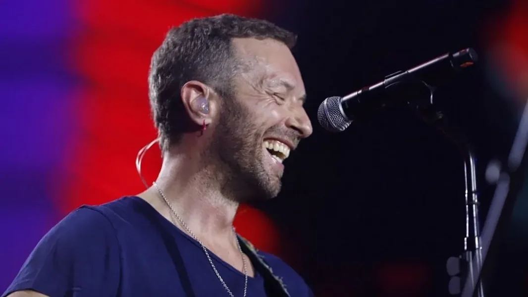 Ulični muzičar nije prepoznao pevača Coldplay-a, mislio je da mu se pridružio prolaznik – video – ORIGO