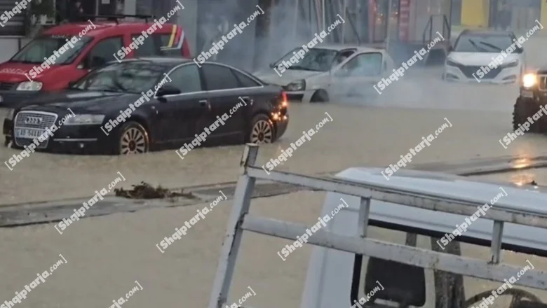 Poplava u zoni Kenetes u Draču / Jak obilan pljusak kiše, automobili blokirani pod vodom (VIDEO) - Shqiptarja.com