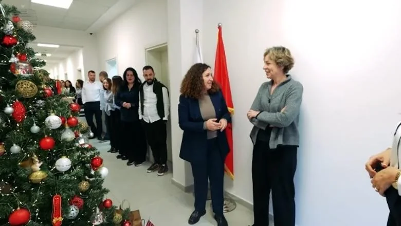 Nova godina / Video-kartolina od Operatera usluga zdravstvene zastite i lokalnih jedinica zdravstvene zastite u gradovima sirom zemlje, cestitka ministrice Evis Sale od strane osoblja zdravstvene zastite - Shqiptarja.com