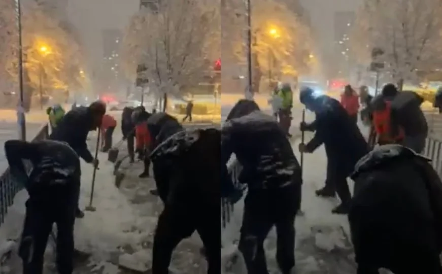 Sarajevo se teško bori sa snegom: Radnici i ručno počeli da čiste trotoare i ulice