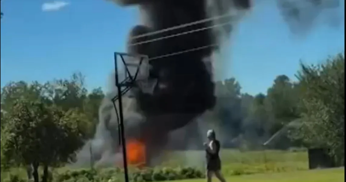 F-16 avion se srušio i zapalio u Mičigenu tokom vežbe. Pilot se katapultirao