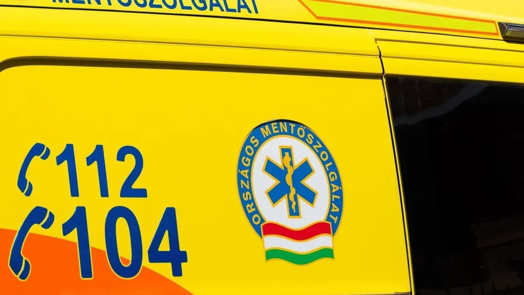 Udes kod Bicske: trostruki karambol na Prvom glavnom putu, i hitne službe su na licu mesta - ORIGO