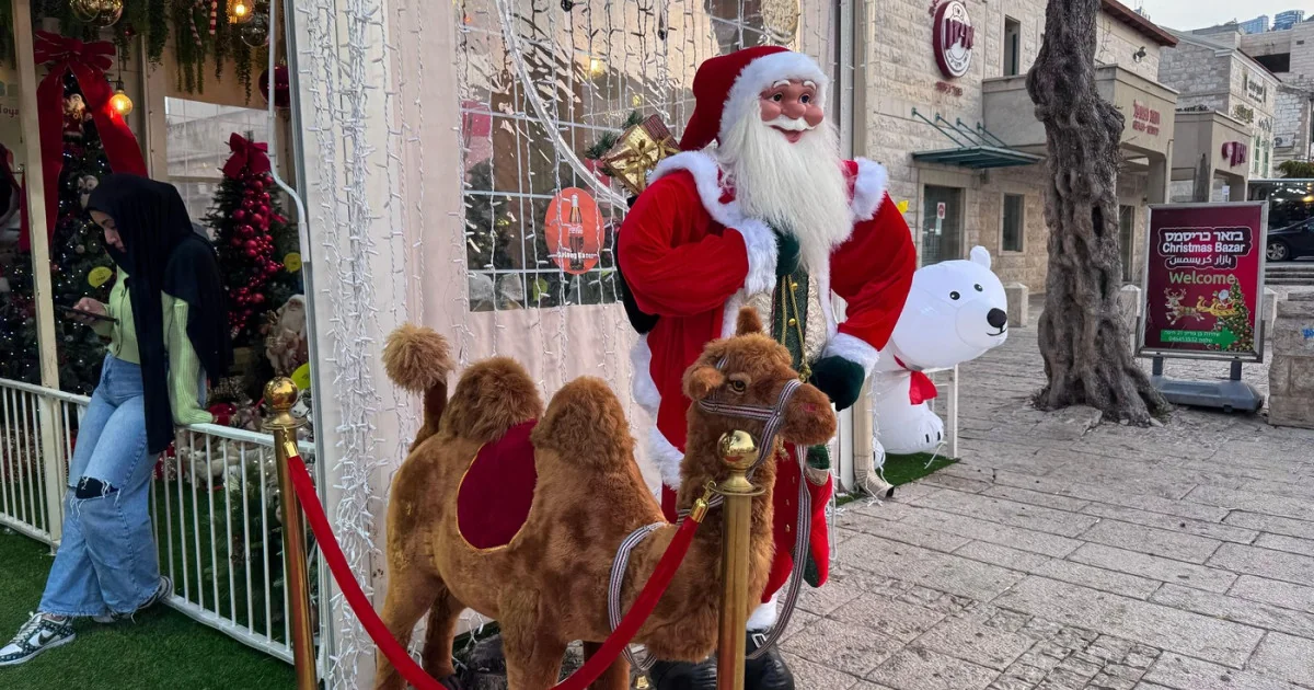 Izraelska policija je uhapsila Palestinca obučenog u Deda Mraza
