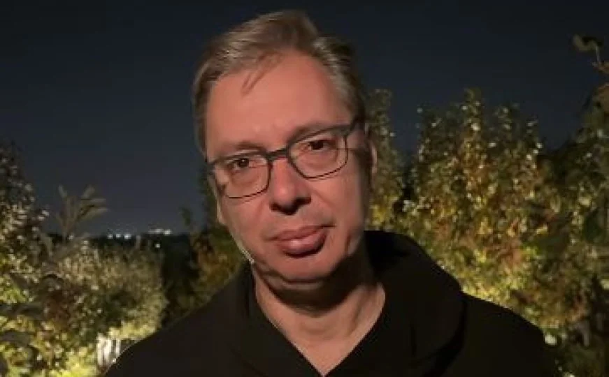 Svi pričaju o dukserici izraelskog brenda u kojoj se Vučić obratio nakon poraza na izborima u Srbiji