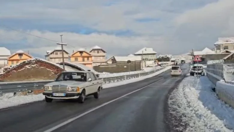 Intenzivne snežne padavine u Dibru / Nastavlja se normalan saobraćaj, lančići neophodni na nekoliko deonica! 4 jedinice bez električne energije - Shqiptarja.com