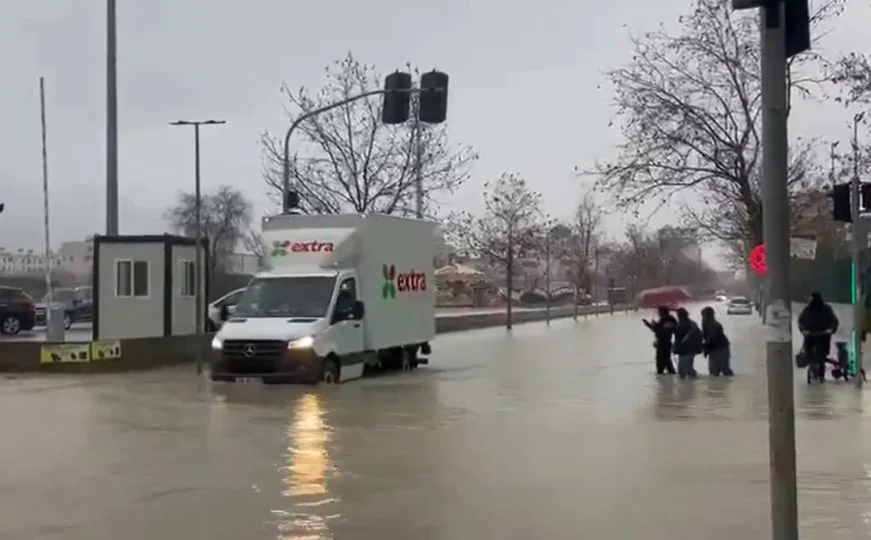 Poplave u Albaniji: Nivo vode na ulicama doseže do 50 centimetara, počela evakuacija