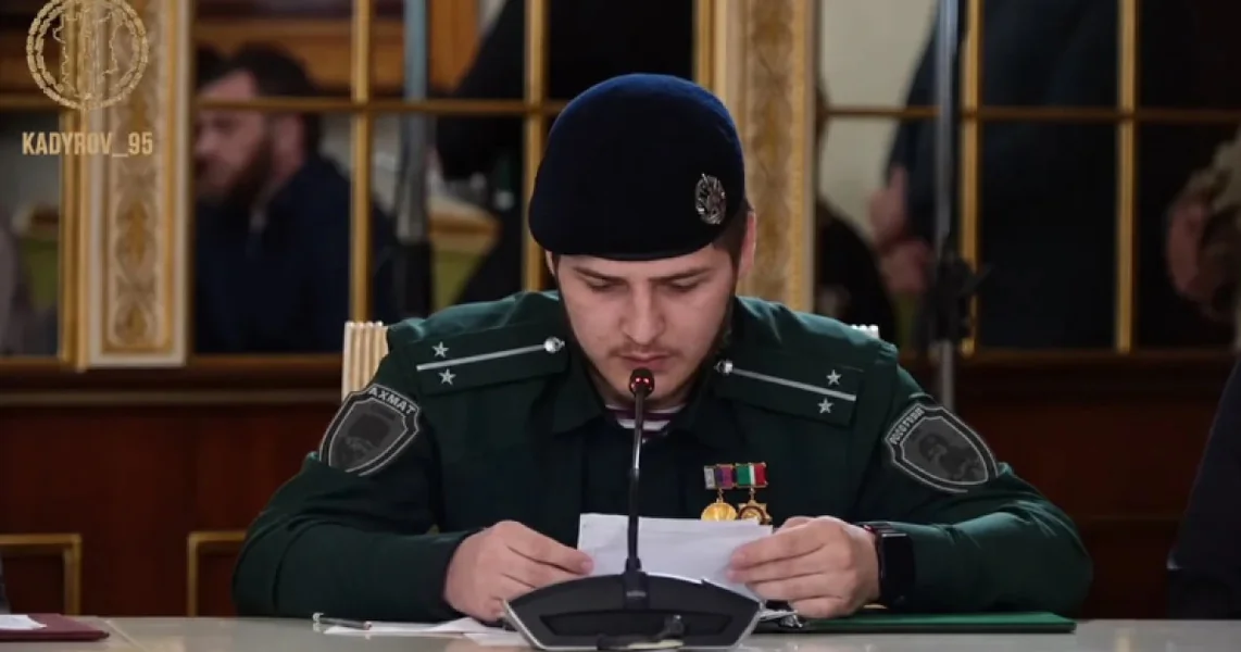 Smešne slike sina diktatora Kadirova. Naslednik Čečenije nije mogao pravilno da pročita ni jednu reč u jednoj rečenici