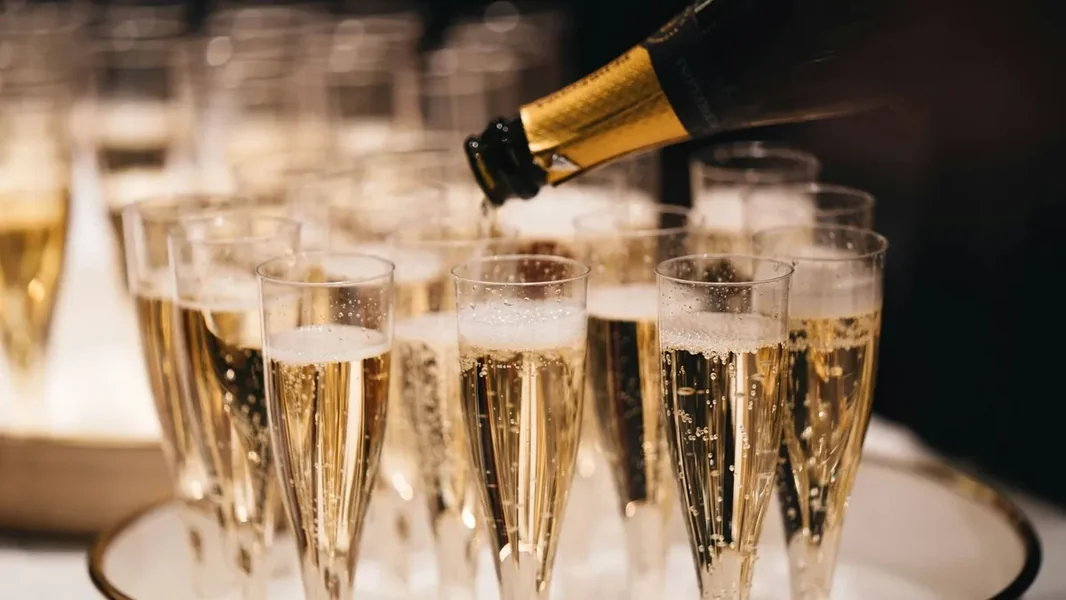 Nazdravljanje koje otvara novu godinu – iznenađujući efekat šampanjca