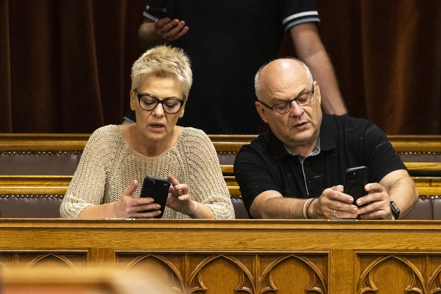 Császár Attila i Csete Beáta iz javne televizije otišli su tamo gde im je mesto.