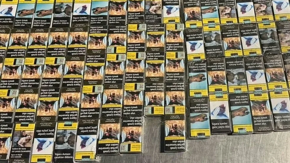 Carinici zadržali 37.000 komada kontrabandnih cigareta pri proverama teretnog mikrobus i autobusa sa putnicima