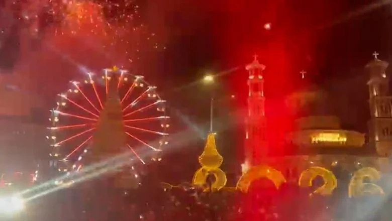 Korča pod melodijom slavlja, građani uživaju u spektaklu vatrometa za Novu 2026. godinu (VIDEO) - Shqiptarja.com