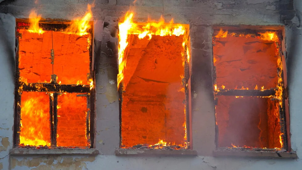 Kuća izgorjela tokom požara u Stara Zagora, jedna osoba zadržana.