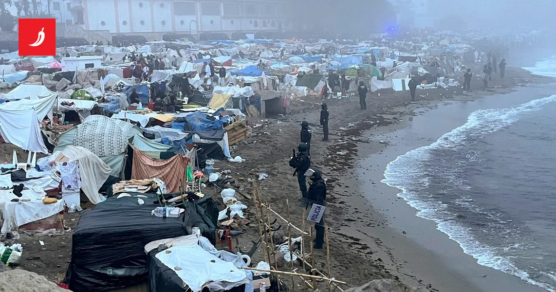 Španska policija raščistila migrantski kamp na plaži. Tamo je živelo 3000 ljudi.