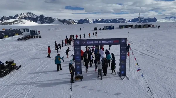 Za prvi put u istoriji: Na Antarktiku održan je maraton trčanja unazad (VIDEO)