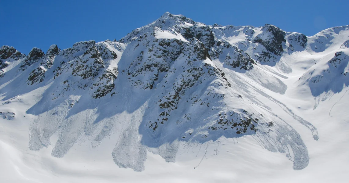 Tri ljudi su umrli i više njih su povređeni usled više lavina koje su se desile u Italiji