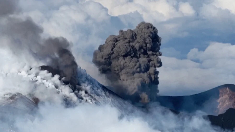 Etna ponovo se aktivirala, izbila je ogroman stub pepela i lave (VIDEO)