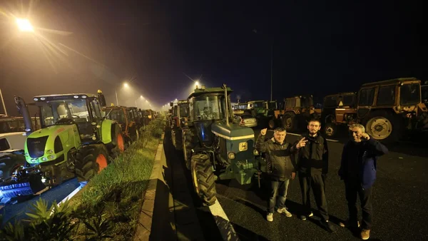 Napetost na blokadi poljoprivrednika iz Achaije: Besan vozač pregazio vozila i traži se - Documento