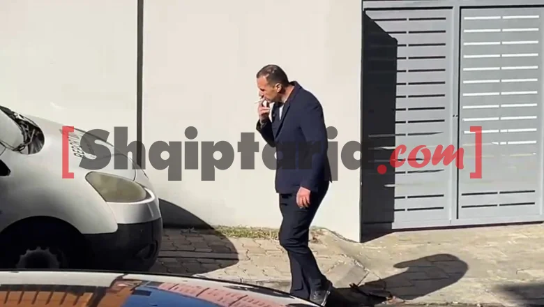 Posle pretresa u kući, Ilir Proda ispitan u SPAK! Posle izlaska iz Specijalnog tužilaštva, pojavljuje se kako puši cigaretu (VIDEO) - Shqiptarja.com