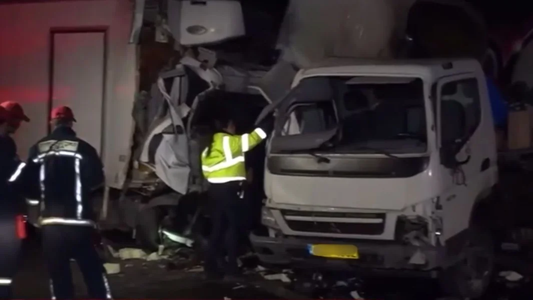 Saobraćajna nesreća: sudar dva kamiona na Kifisosu - Dva povređena - Documento