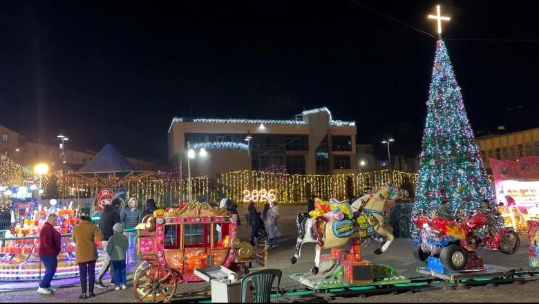 Mirdita na proslavi! Kutak za praznike u Rrëshenu privlači građane i posetioce