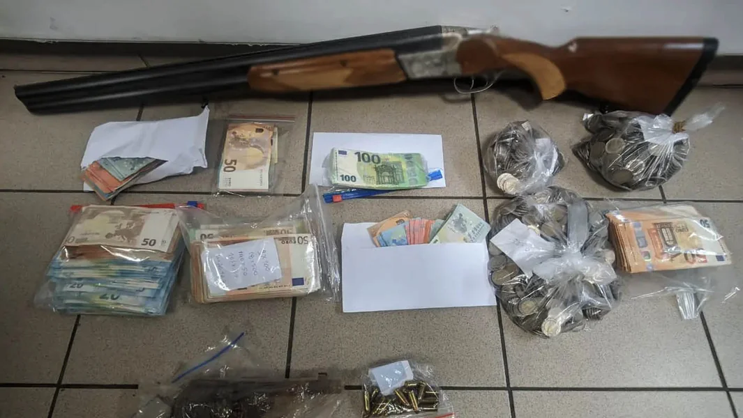 Krijumčarili lažne cigarete u Atici i Solunu - Hiljade paketa, 45.000 evra i oružje - Documento