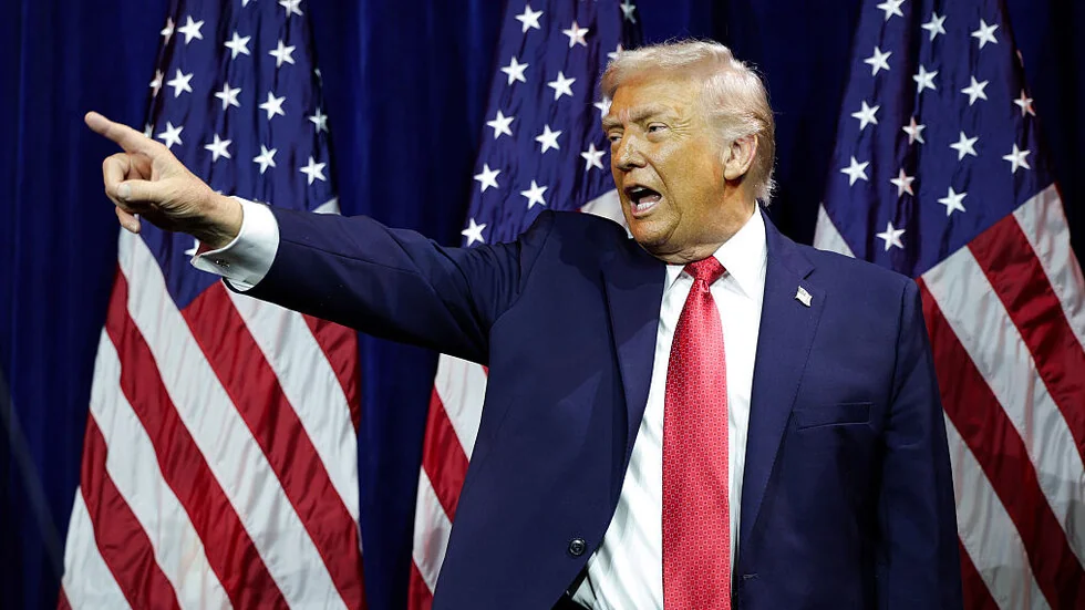 Snimljen Trump kako pokazuje nepriličan gest tokom posete Detroitu