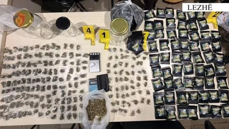 Pod nadzorom dva meseca, uhapšen je 26-godišnji muškarac u Mamurrasu! Pronađeno mu 338 doza droge, od kojih deo sa visokim THC-jem (EMRI+VIDEO) - Shqiptarja.com