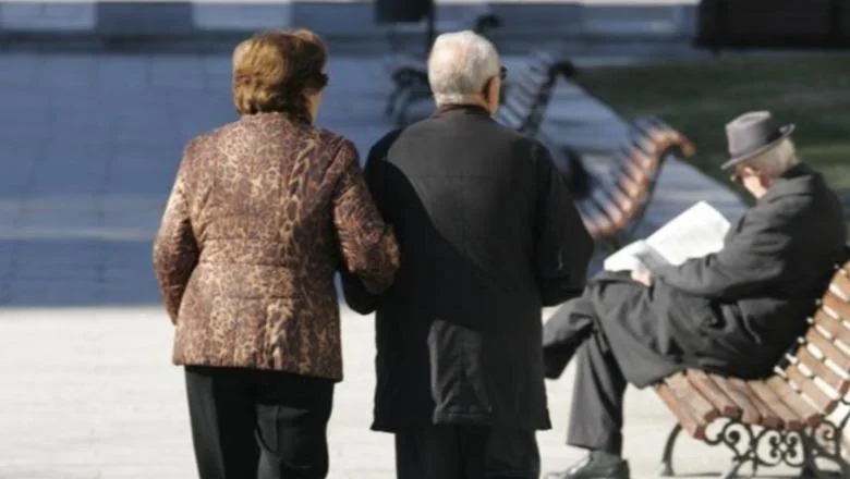 VKM/ Vlada odobrava dodeljivanje mesecnih bonusa penzionerima, pocinju od januara 2026! Koliko ce dobiti po kategorijama (TABELA) - Shqiptarja.com