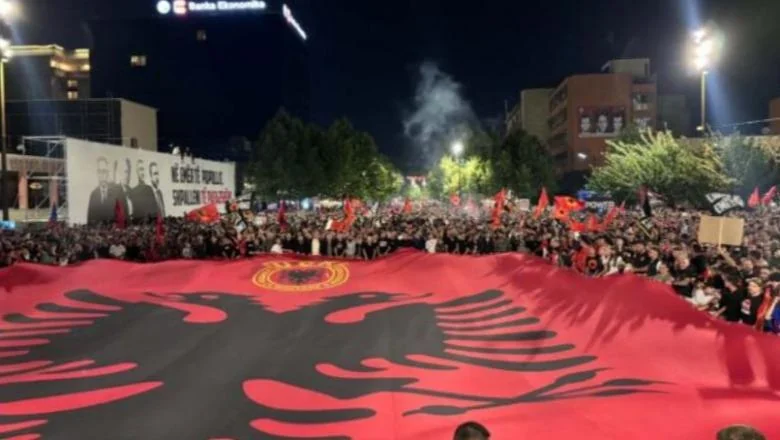 Protestanti pet noći zaredom na trgu protiv odluke Haškog suda, Priština ‘crvena’! Ogromna nacionalna zastava istaknuta, traži se pravda za četiri bivša komandanta OVK (VIDEO) - Shqiptarja.com