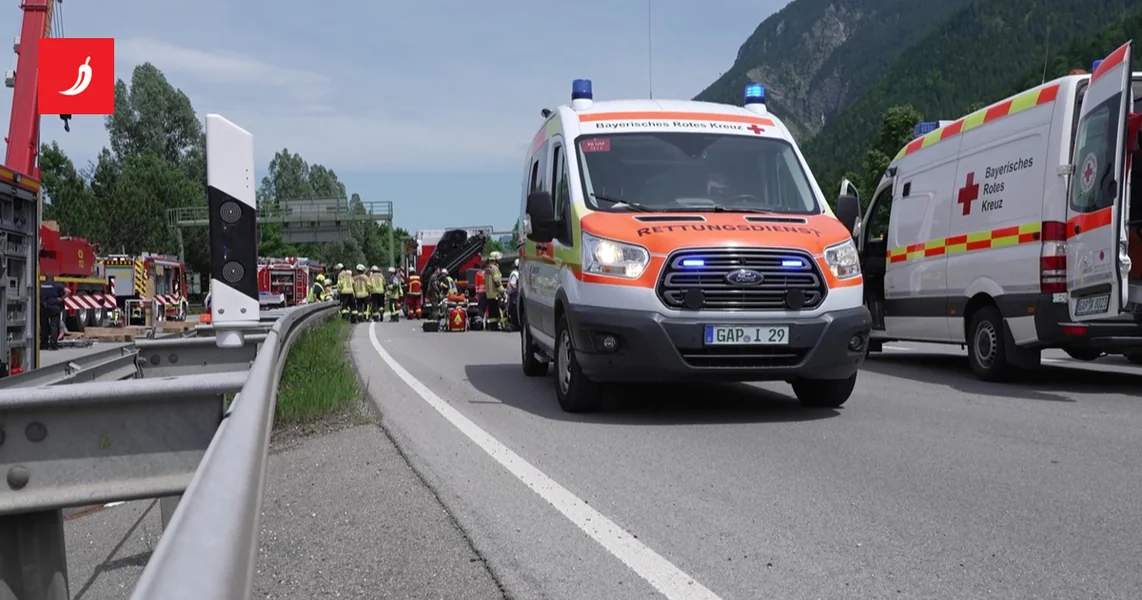 Prevrnuo se turistički autobus u Bavarskoj. Dvoje mrtvih, 26 ozlijeđenih