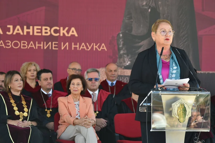 FOTO: Budite radoznali studenti i hrabri u potrazi za novim znanjima, im poručila Janevska studentima na prvom akademskom času - Nova Makedonija