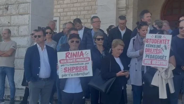 Protest ispred Politehnike Tirane, jedna grupa profesora se okuplja sa transparentima u podršci studentima: Rama da ode! Počinje marš prema Kuvendu (VIDEO)