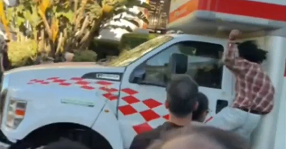 VIDEO Kamionom se zaletio među prosvjednike u Los Anđelesu, oni ga napali