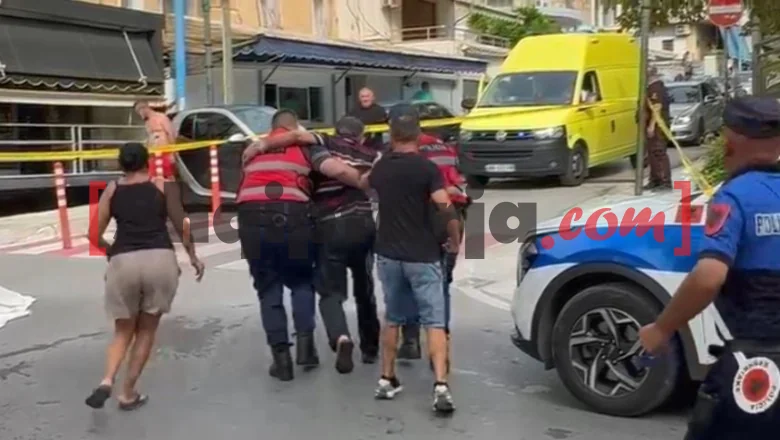 Atentat u Sarandi, trenutak kada ranjeni ulazi u ambulantno vozilo (VIDEO)