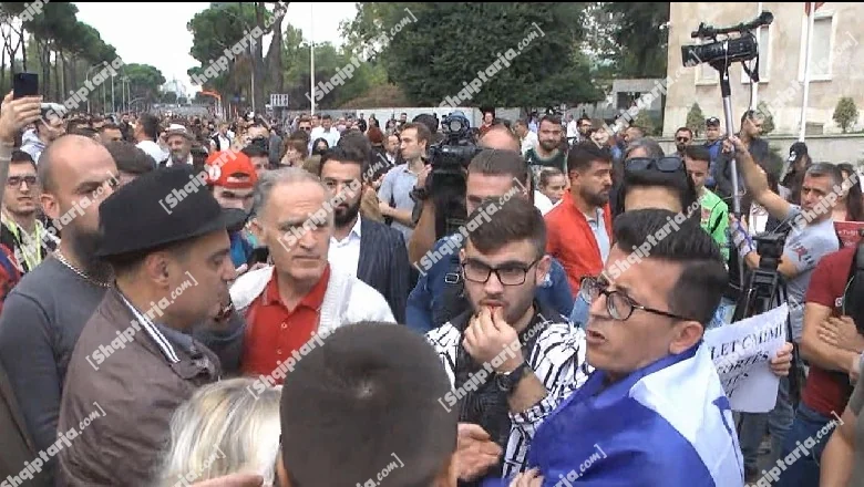 VIDEO/ Sa zastavom Demokratske partije na ramenima, demonstranti udaljuju simpatizera Demokratske partije: Postavi nacionalnu zastavu