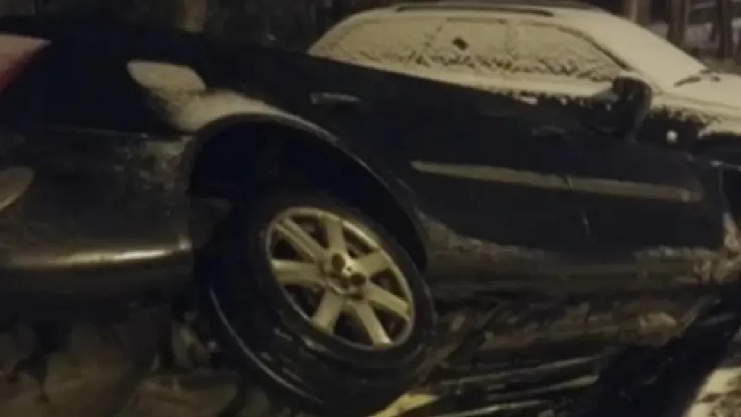 Video: kako driftujući vozač udari u jarak usred snega