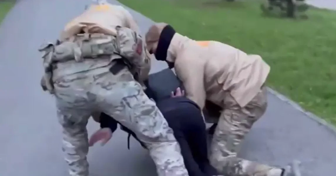 Video: Probudili su ga u zoru i odveli: Kako su Rusi snimili 'uhićenje' čoveka koji je već mesecima bio u pritvoru