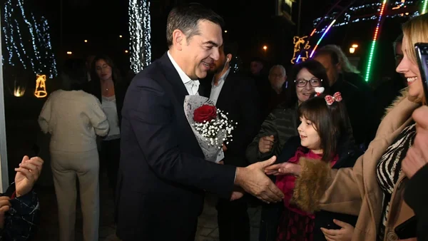 Tsipras u Patra: Narod ne zaboravlja šta znači Desnica – Trenutak ulaska u salu