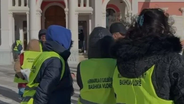"Zelenilo" i "Cišćenje" se spajaju u jednu direkciju, 60 zaposlenih na protestu ispred opštine Vlore: Prisiljavaju nas da obavljamo i poslove čišćenja ili ćemo biti otpušteni.