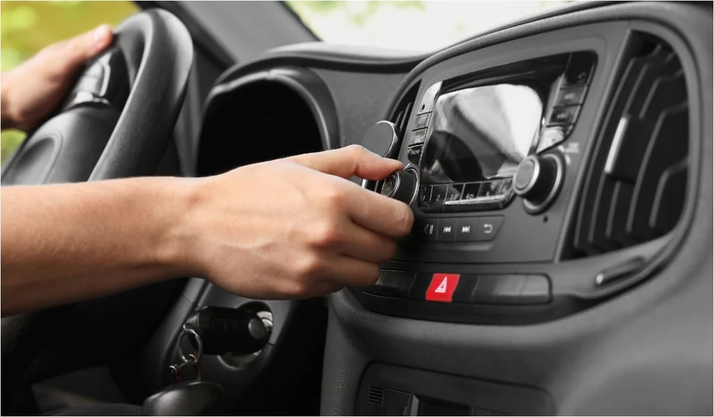 Zašto vozači instinktivno smanjuju glasnoću muzike dok parkiraju: objašnjenje naučnika