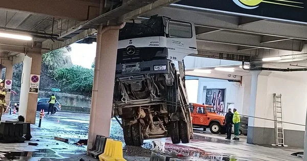 Kamion zapeo za krov garaže u splitskom trgovačkom centru, intervenisali vatrogasci