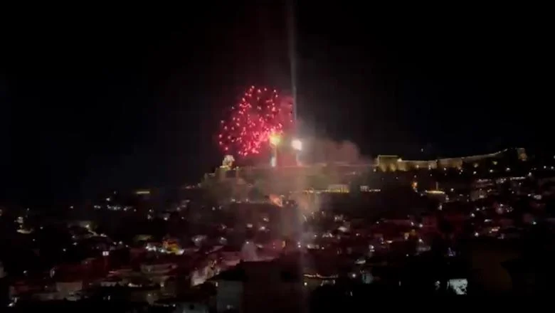 Dolazak Nove godine proslavljen vatrometom u Gjirokastru, nebo grada osvetljeno od tvrđave (VIDEO) - Shqiptarja.com