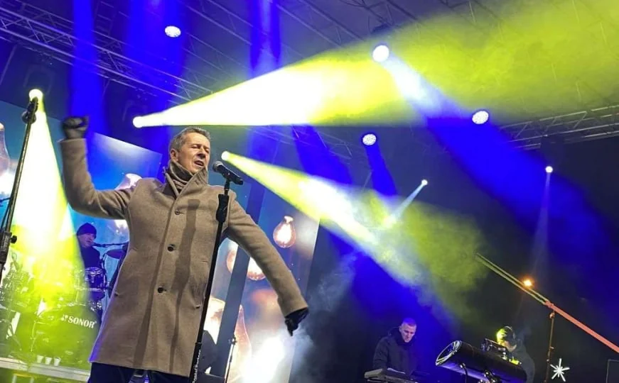 Zeničani uz veliki vatromet i pesmu Enesa Begovića sinoć zakoračili u 2026. godinu