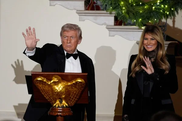 Zvanična božićna fotografija Melanije i Donalda Trampa izazvala pitanja na društvenim mrežama