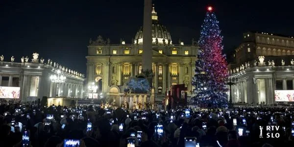 Lučice vatikanškog božićnog drveta zasvetile na Trgu Svetog Petra