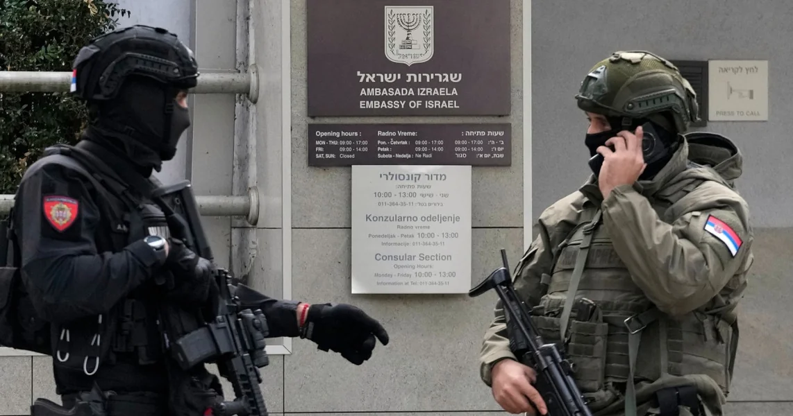 Jandarmerija napadnuta ispred Ambasade Izraela u Beogradu, napadač ubijen. Nivo terorističke pretnje povećan na maksimum